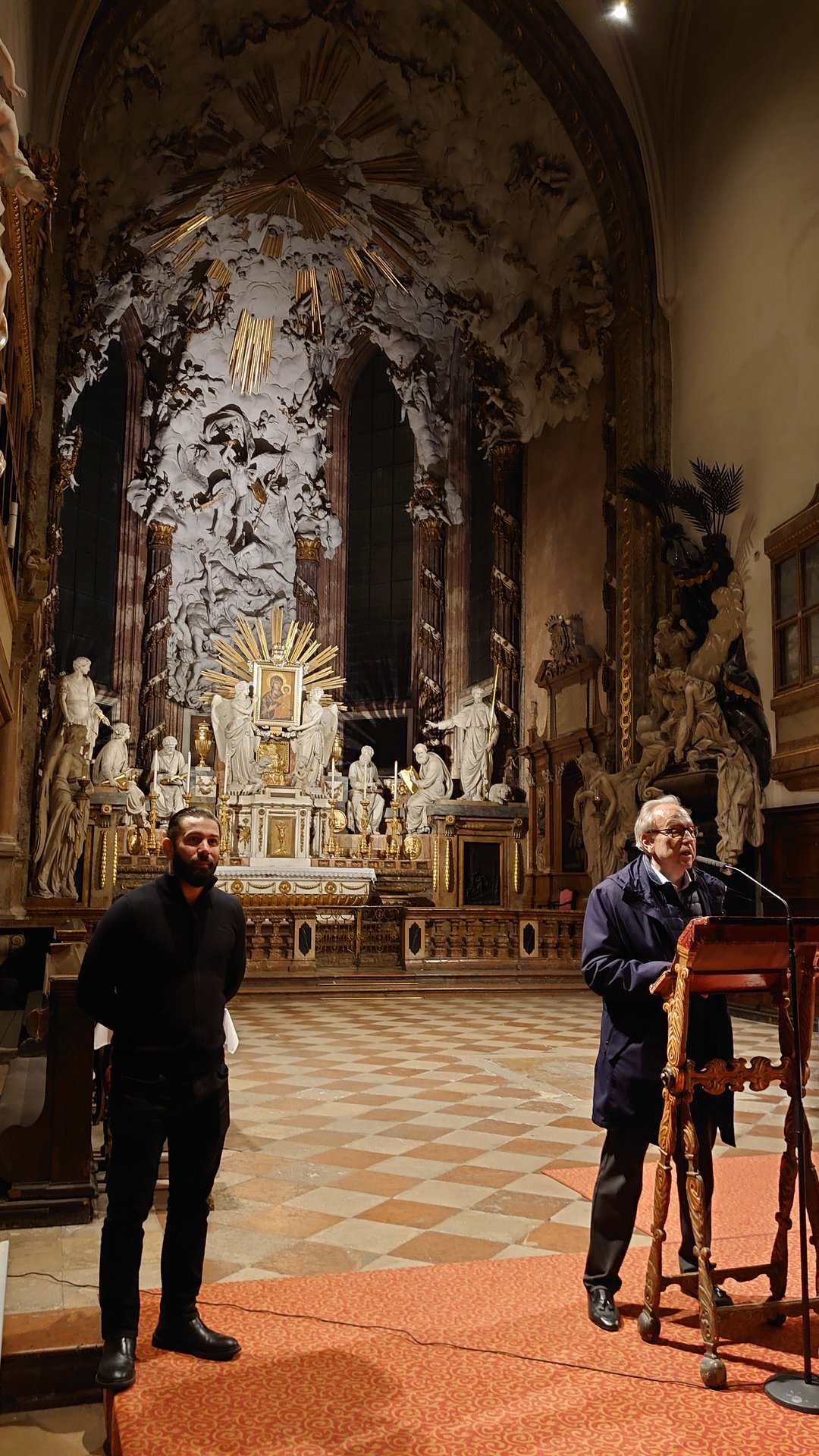 Pater Martin und Präsident Sagmeister vor dem Hochaltar der Michaelerkirche