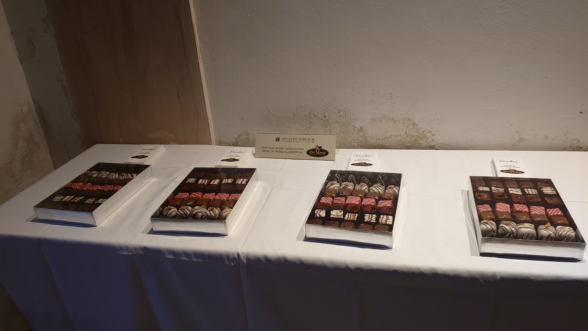 Petit Fours des Sponsors Der Mann